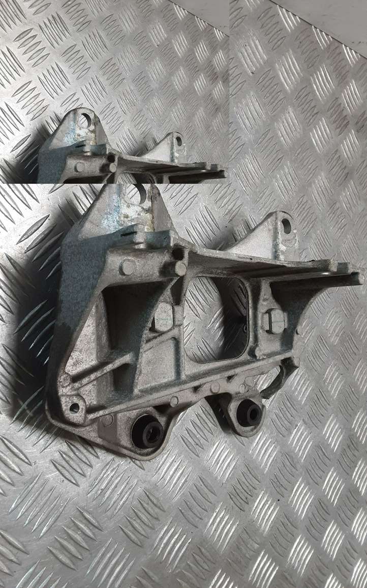 Renault Latitude (2010 - 2014)  112210001R Кронштейн