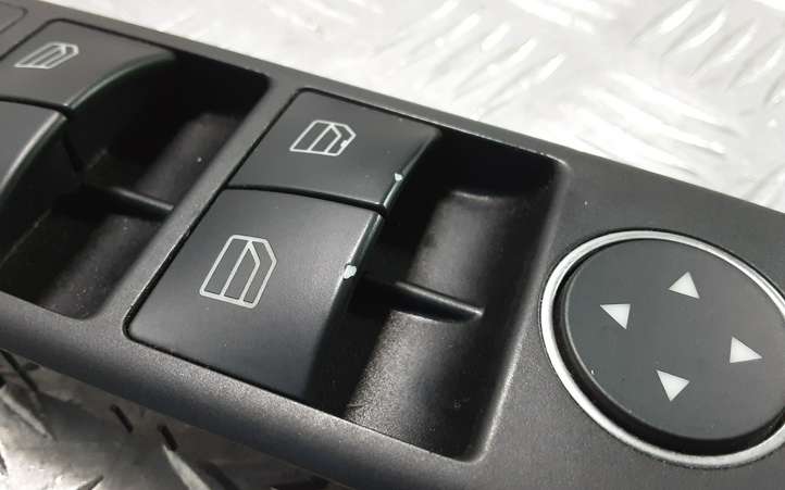 Mercedes-Benz C W204 (2007 - 2014)  A2049055402 Кнопка стеклоподъемников