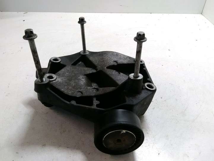 Opel Vectra (2002 - 2005)  55187675 Кронштейн