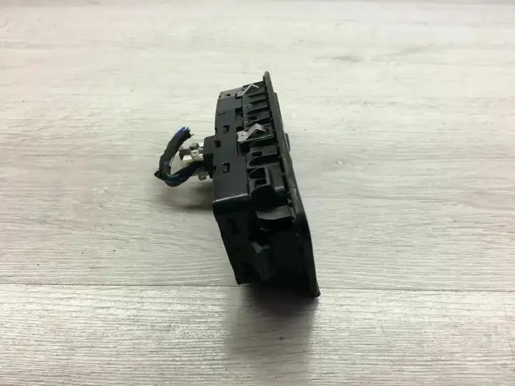 BMW 5 G30 G31 (2016 - ) 683272002 Кнопка стеклоподъемников — фото 1