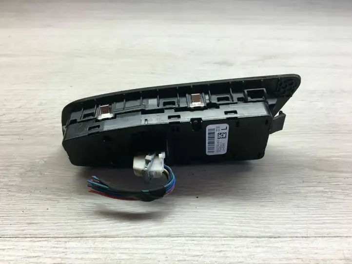BMW 5 G30 G31 (2016 - ) 683272002 Кнопка стеклоподъемников — фото 2