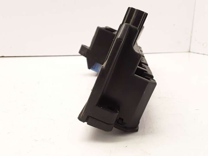 BMW 5 E60 E61 (2004 - 2010)  61146957330 Блок предохранителей