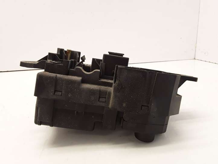 BMW 5 E60 E61 (2004 - 2010)  9138830 Блок предохранителей