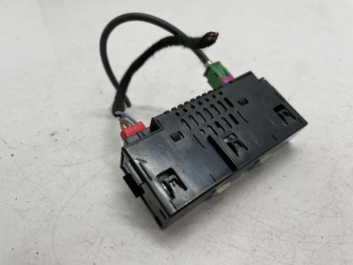 657035736 Skoda Octavia Mk4 USB jungtis