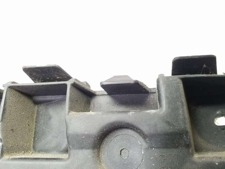 Opel Astra (2009 - 2012)  13266753  Держатель заднего бампера (кронштейн)