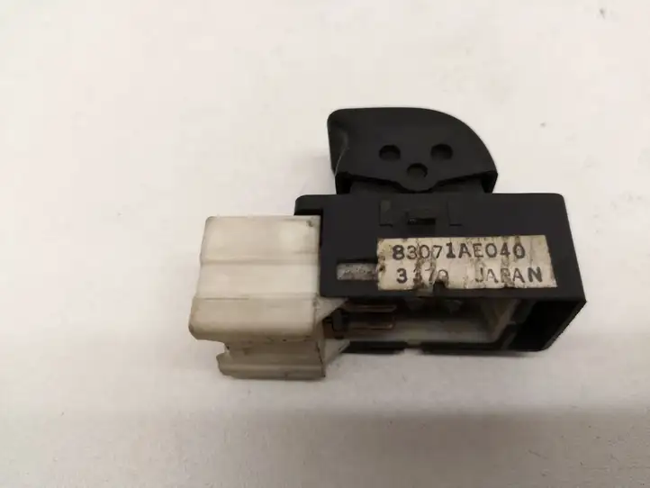 Subaru Legacy (1999 - 2003) 83071AE040 Блок кнопок стеклоподъемников — фото 2