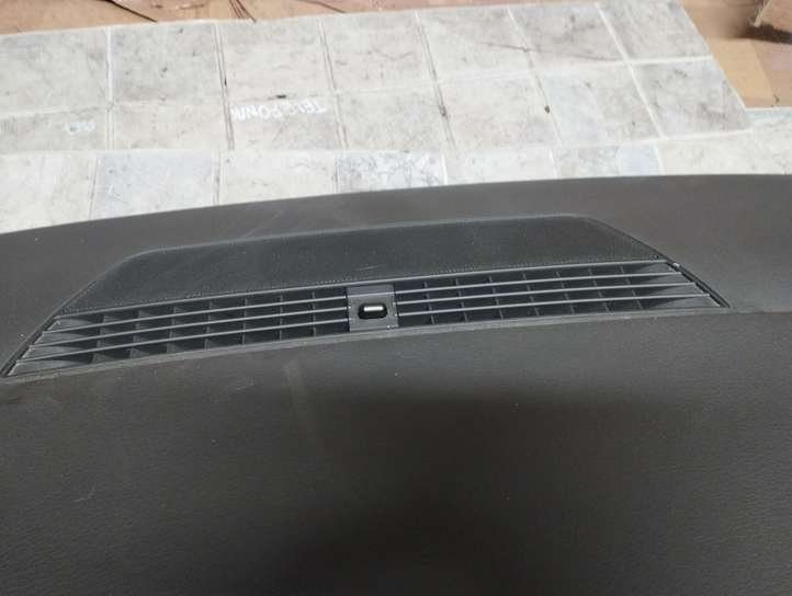 Audi A4 (2004 - 2009)  8E1857067A Панель