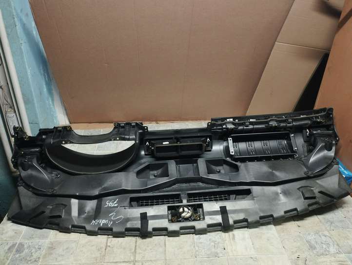 Audi A4 (2004 - 2009)  8E1857067A Панель