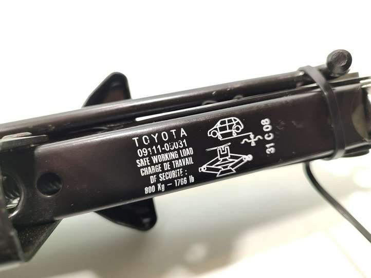Toyota Avensis T250 (2006 - 2009)  09111-05031 Домкрат (данкрат)