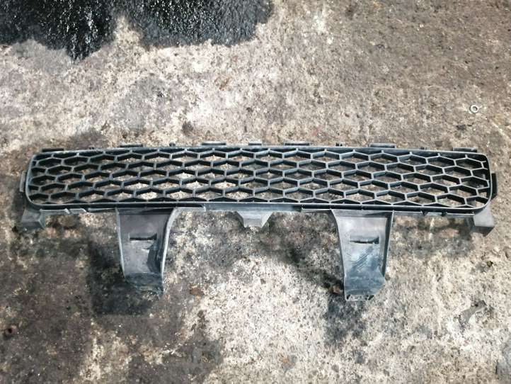 Toyota Corolla Verso AR10 (2004 - 2009)  531120F030 Нижняя решётка (из трех частей)