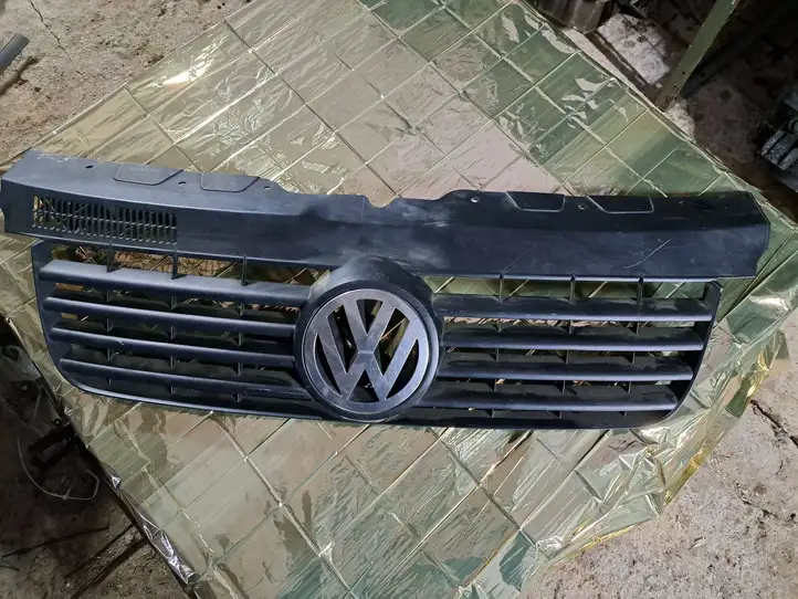 Volkswagen Transporter - Caravelle T5 (2003 - 2009) 7H0 807 101 Верхняя решетка радиатора — фото 1