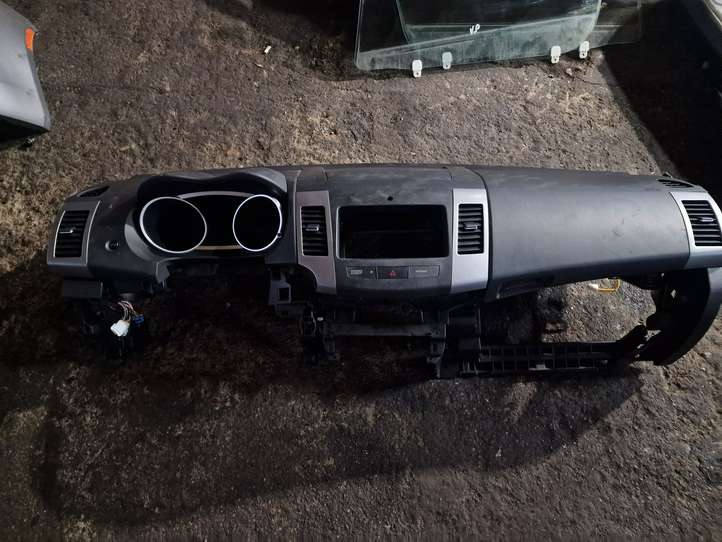 Peugeot 4007 (2007 - 2012)   Панель
