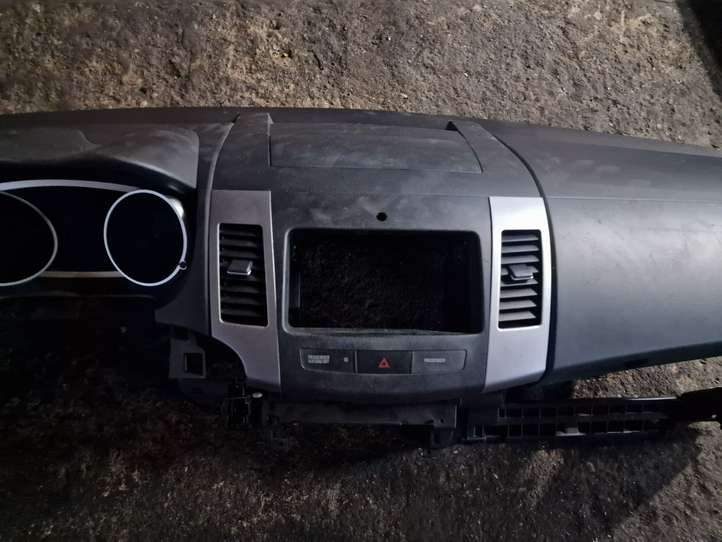 Peugeot 4007 (2007 - 2012)   Панель