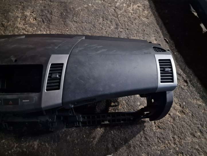 Peugeot 4007 (2007 - 2012)   Панель