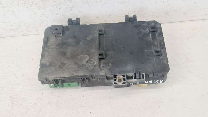 Opel Astra (2004 - 2009)  13220829 Блок предохранителей