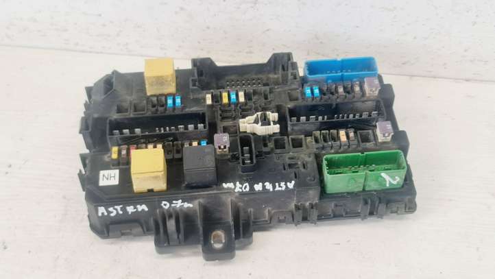 Opel Astra (2004 - 2009)  13220829 Блок предохранителей