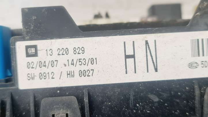 Opel Astra (2004 - 2009)  13220829 Блок предохранителей