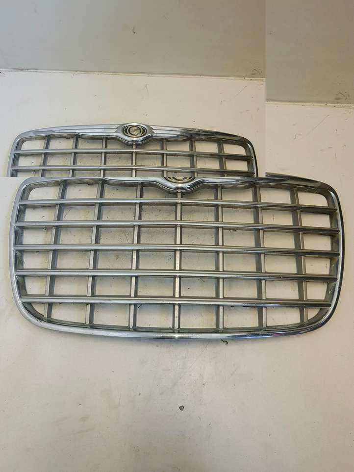 Chrysler 300C (2005 - 2011)  04806366AA Передняя решётка
