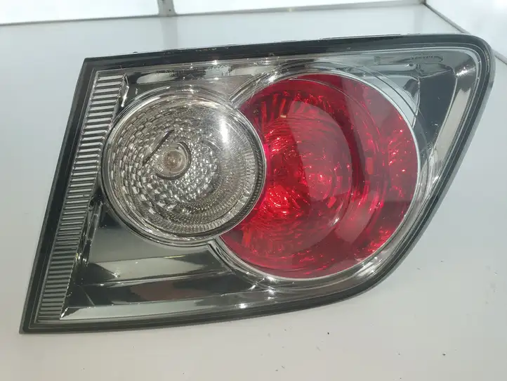 Mazda 6 (2002 - 2005) Задний фонарь в крышке багажника — фото 1