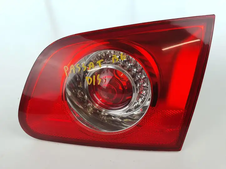 Volkswagen PASSAT B6 (2005 - 2010) Задний фонарь в крышке багажника — фото 1