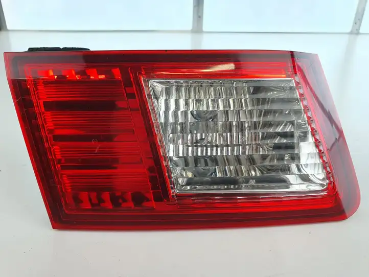 Honda Accord (2008 - 2016) Задний фонарь в крышке багажника — фото 1