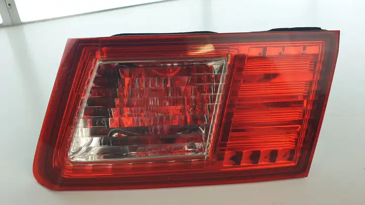 Honda Accord (2008 - 2016) Задний фонарь в крышке багажника — фото 1
