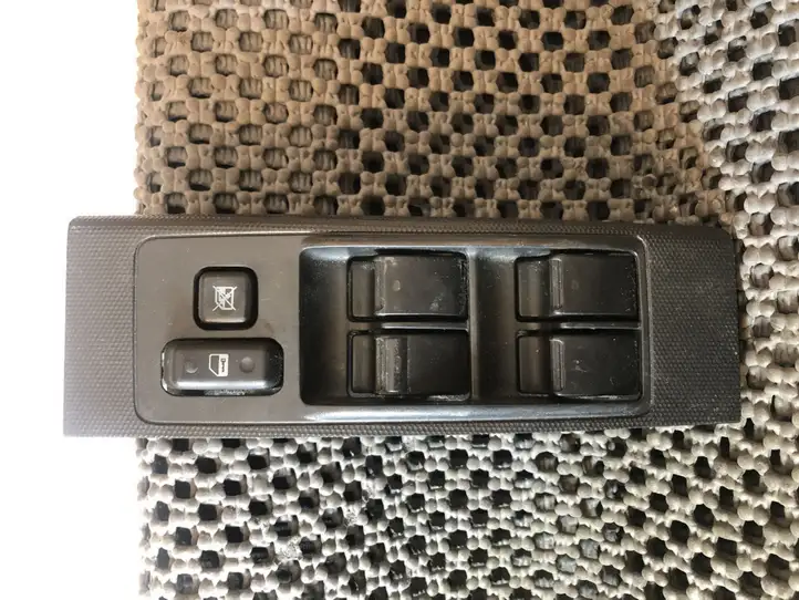 Toyota Corolla Verso AR10 (2004 - 2009) 848200F030 Блок кнопок стеклоподъемников — фото 1