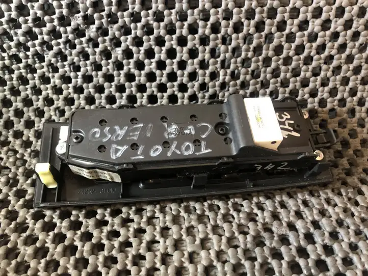 Toyota Corolla Verso AR10 (2004 - 2009) 848200F030 Блок кнопок стеклоподъемников — фото 2