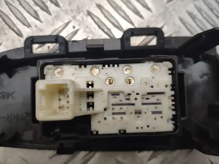 Toyota Prius (XW30) (2009 - 2015) 7423147110 Блок кнопок стеклоподъемников — фото 2