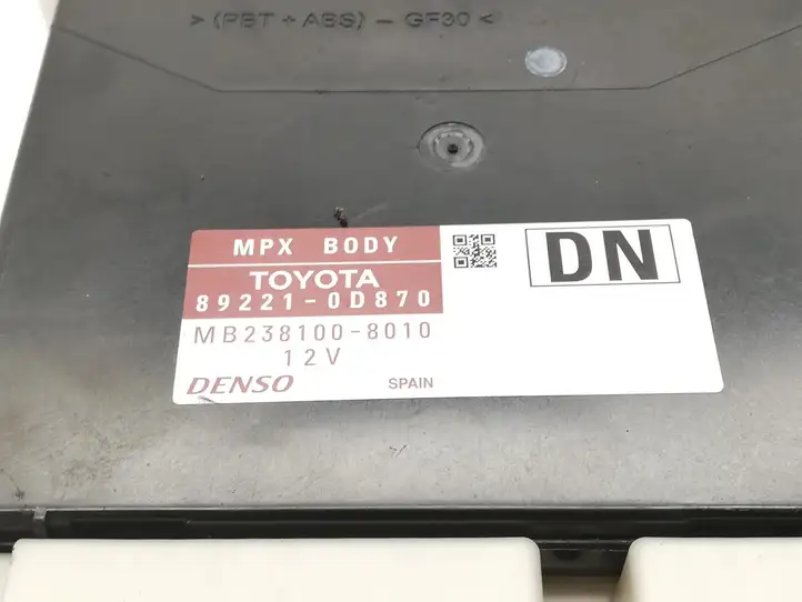 Toyota Yaris (2014 - 2019) 892210D870 Модуль управления кузовом (BCM) — фото 2