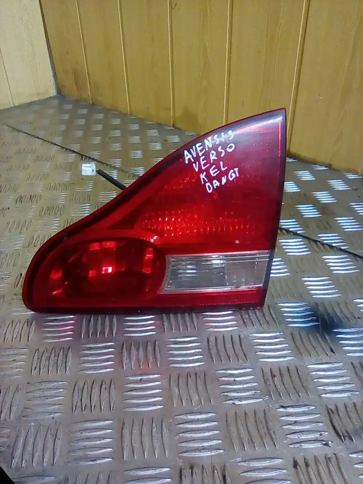 Toyota Avensis Verso (2001 - 2004) Задний фонарь в крышке багажника — фото 1