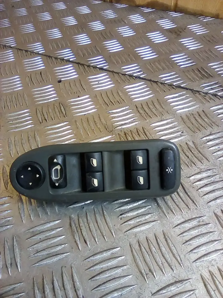 Citroen C5 (2004 - 2008) 96326945ZJ Кнопка стеклоподъемников — фото 1