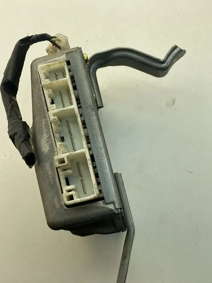 Toyota Corolla E120 E130 (2004 - 2007) 8965002160 Блок управления рулевой рейкой — фото 2