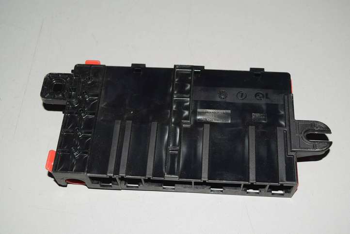 BMW 3 F30 F35 F31 (2012 - 2018)  9227752 Узел подключения плюсовых проводов