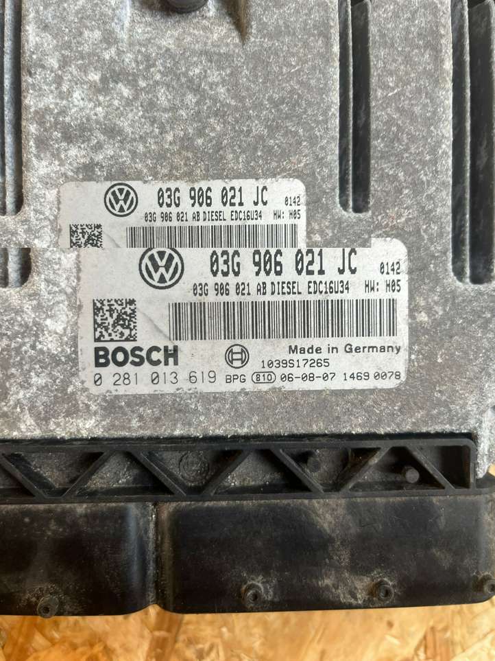 Skoda Octavia Mk2 (1Z) (2004 - 2013)  03G906021AB Блок управления двигателя
