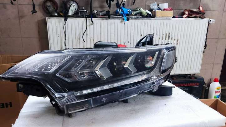 Mitsubishi Outlander (2018 - 2021)  2510181526 Передняя фара