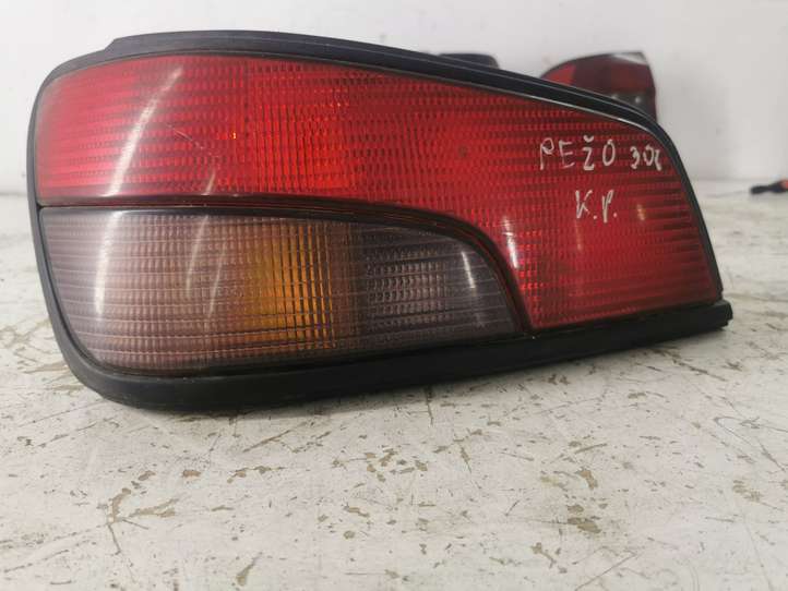 Peugeot 306 (1993 - 2002)   Задний фонарь в кузове