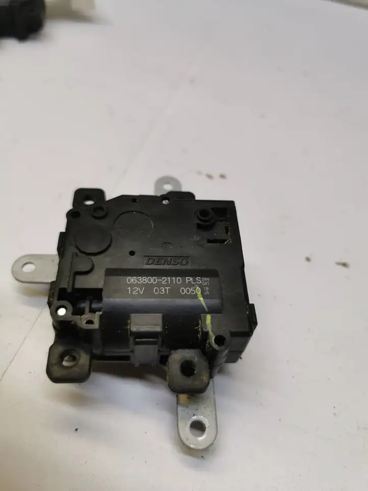Toyota RAV 4 (XA40) (2012 - 2018) 0638002110 Двигатель задвижки потока воздуха — фото 1