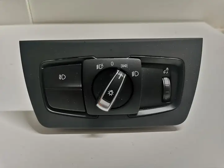 BMW 3 F30 F35 F31 (2012 - 2018) 9393941 Включатель фонарей — фото 1