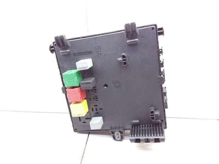 Opel Vectra (2002 - 2005)  13170888 Блок предохранителей