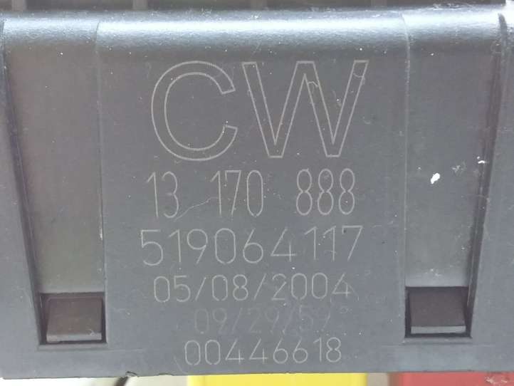 Opel Vectra (2002 - 2005)  13170888 Блок предохранителей