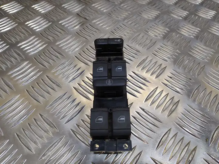 Volkswagen Bora (1998 - 2005) 03755000 Кнопка стеклоподъемников — фото 1