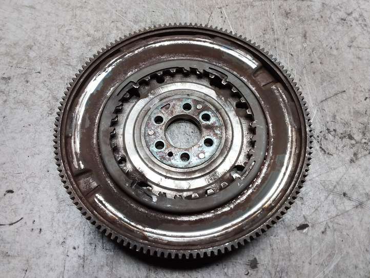 Volkswagen PASSAT B6 (2005 - 2010)  03C105266J Маховик