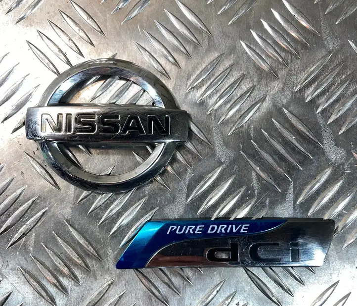 Nissan Note (E11) (2006 - 2014) Эмблема производителя — фото 1