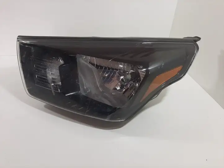 SsangYong Korando (2013 - 2017) LG8N033461 Передняя фара — фото 1