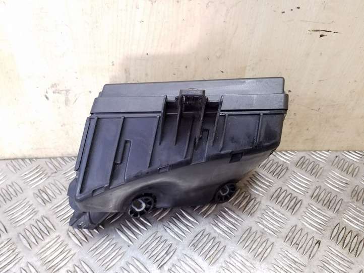 Volkswagen PASSAT B8 (2015 - )  5Q0937132B Блок предохранителей