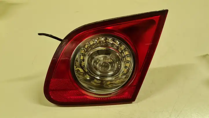 Volkswagen PASSAT B6 (2005 - 2010) 27567004 Задний фонарь в крышке багажника — фото 1