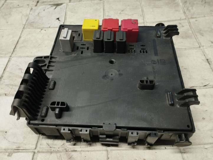 Opel Vectra (2002 - 2005)  13125484 Блок предохранителей
