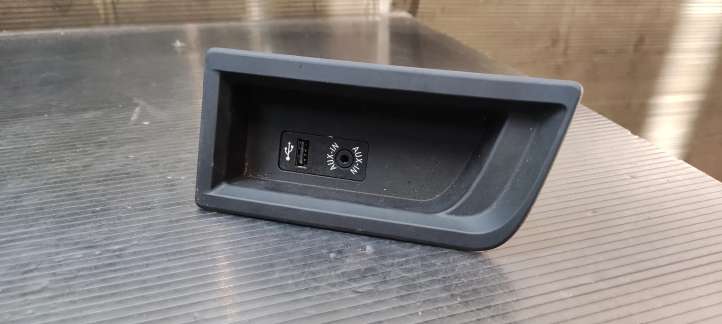 9207358 BMW 4 F32 F33 USB jungtis