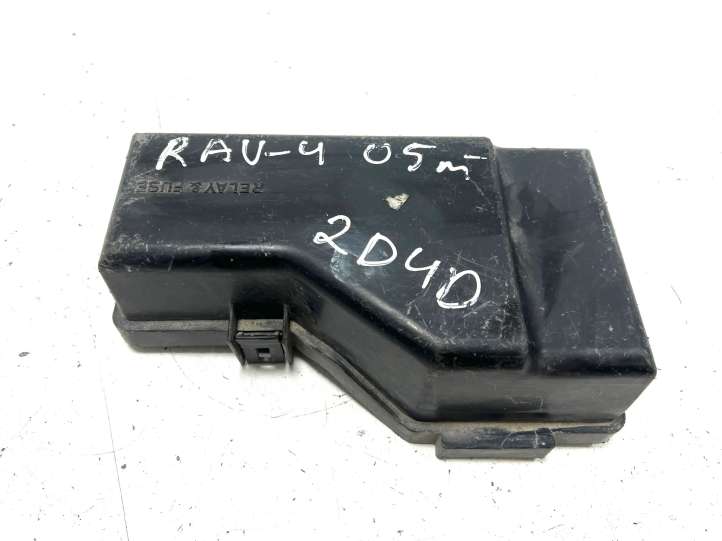 Toyota RAV 4 (XA20) (2000 - 2005)  8267242140 Крышка ящика предохранителей